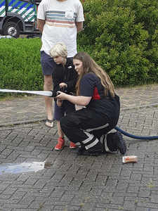 908899 Afbeelding van een deelnemer aan het onderdeel 'brandspuiten voor kinderen' tijdens de open dag van de ...